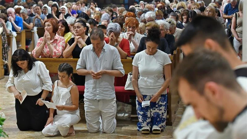 Thousands of Croatian Catholics bow their heads in prayer during the solemn Act of Consecration to the Sacred Heart of Jesus at the Church of Our Miraculous Lady of Sinj on June 27, 2025, participating in the historic renewal of their nation's 1900 pledge. Credit: Petar Malbaša/Laudato TV