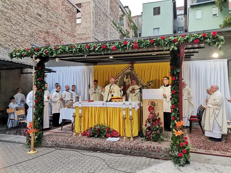 Mass at an outdoor altar decorated with red roses during Croatia's historic consecration to the Sacred Heart of Jesus in Zagreb on June 27, 2025, marking 125 years since 160,000 youth made a similar pledge. Credit: Laudato TV
