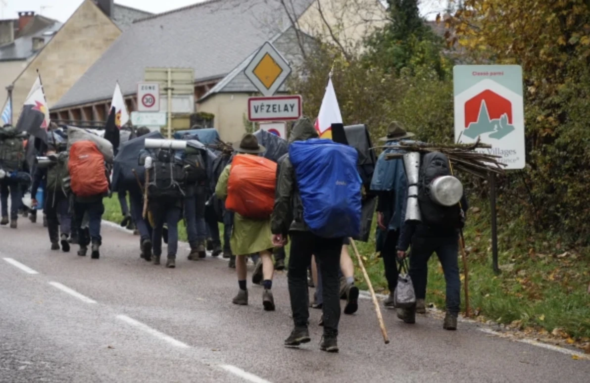 They walked the roads in an atmosphere of silence, prayer, and fraternity. Credit: Jean Drouet