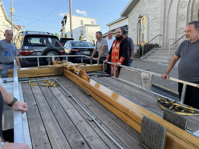 Father Bohdan Vasyliv and others welcoming the Cross of Gratitude to St. Michael the Archangel Ukrainian Greek-Catholic Church in Shenandoah, Pennsylvania, to display the cross for a month at the parish. Courtesy: St. Michael the Archangel Ukrainian Greek Catholic Church
