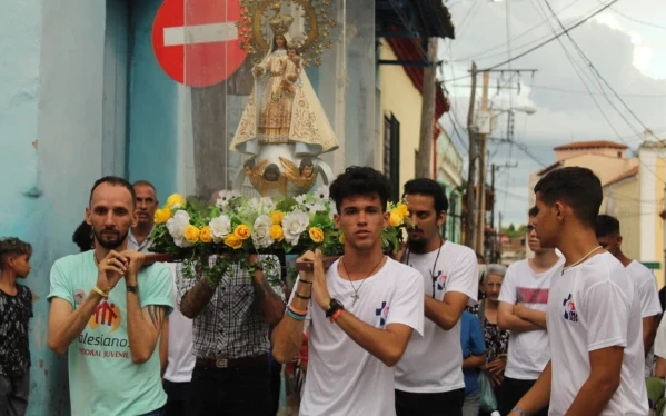 Cuban youth in a procession. Credit: Camagüey Youth Ministry