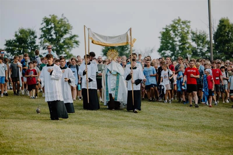Hundreds of missionaries and middle school campers follow Jesus during the Eucharistic procession across campus in 2024 at the Damascus main campus, Centerburg, Ohio. Credit: Photo courtesy of Damascus Media Staff