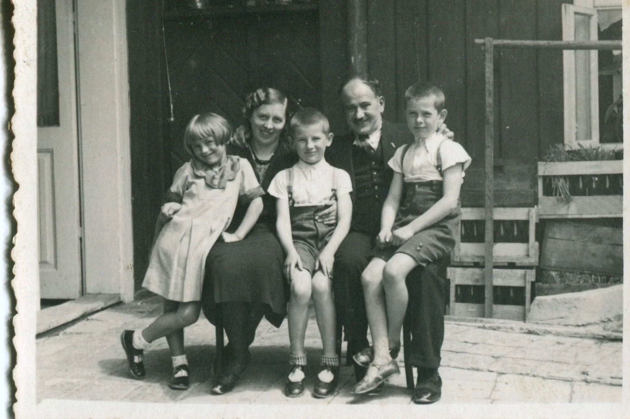 Sebastian Wiśniowski with his wife, Jozefa, and three children — Waclaw (center), Zbigniew, and Helena. Credit: Photo courtesy of Father Piotr Wiśniowski