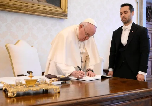 During the pope's audience with the Ambassador of Turkey, H.E. Ufuk Ulutaş, the Holy Father wrote a message to the Turkish people. Vatican Media