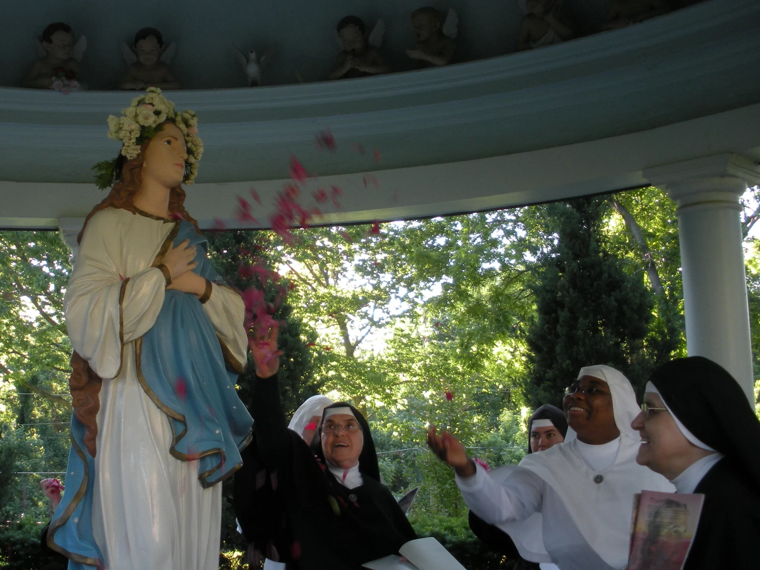 Sister Servants of Mary Fatima Muñoz and Carmela Sanz (front) celebrate a May crowning in Kansas City, Kansas. Credit: Photo courtesy of the Servants of Mary, Ministers to the Sick
