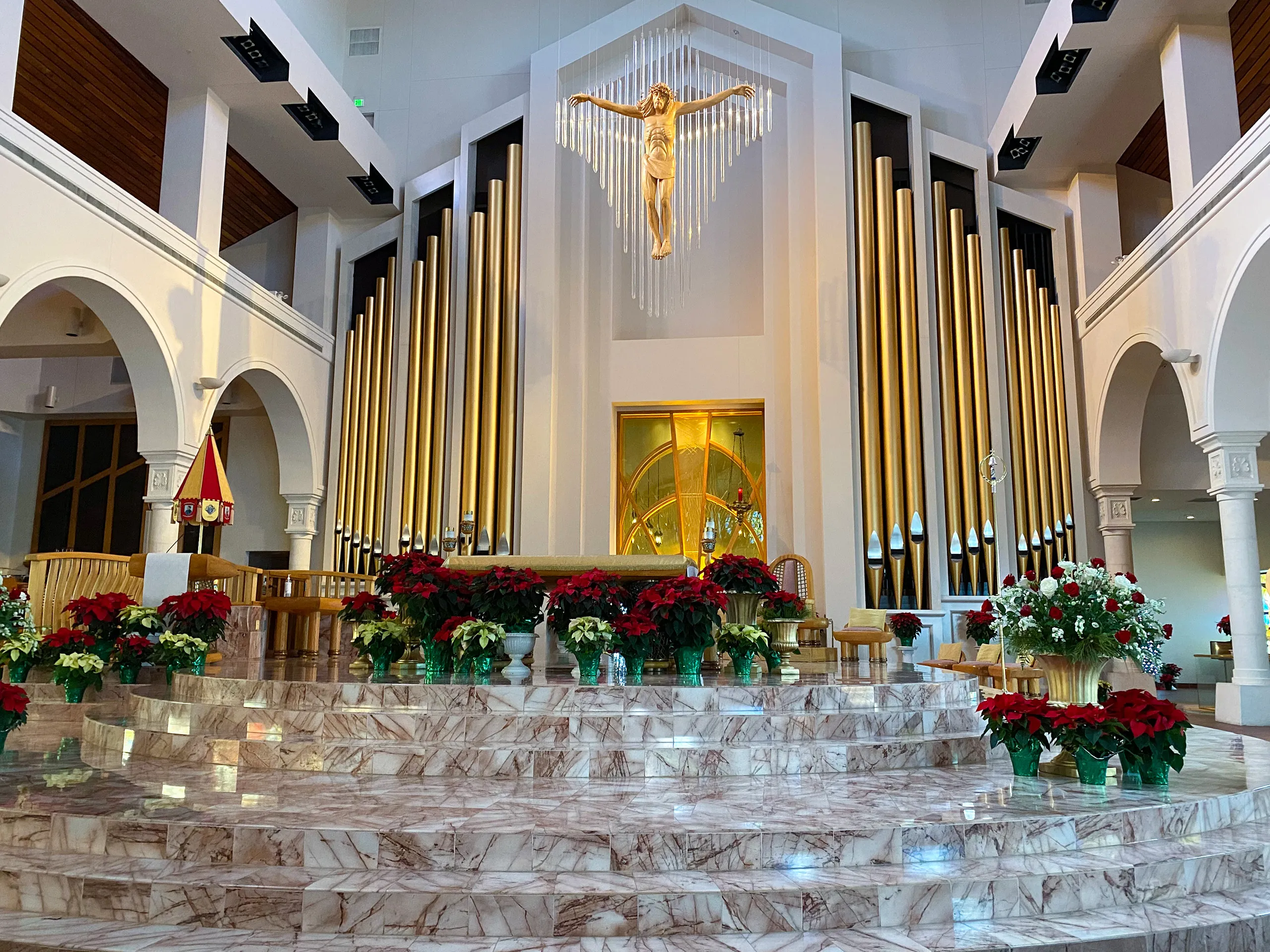 Daytime sunlight bathes the crucifix and altar of the Basilica of the National Shrine of Mary, Queen of the Universe near Orlando’s top tourist destinations. Credit: KEVIN SCHWEERS | CATHOLIC HERALD