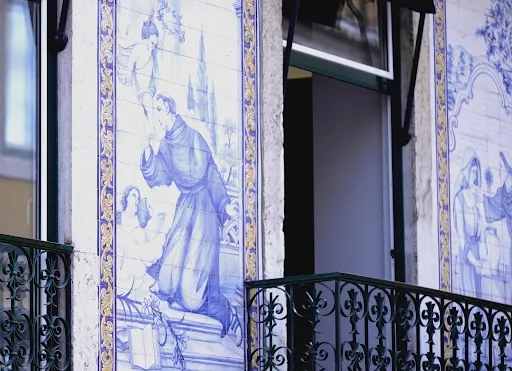 Images of Portugal’s patron saint can be found all over the city of Lisbon in distinctive blue and white azulejo tiles. Credit: Anthony Johnson/EWTN