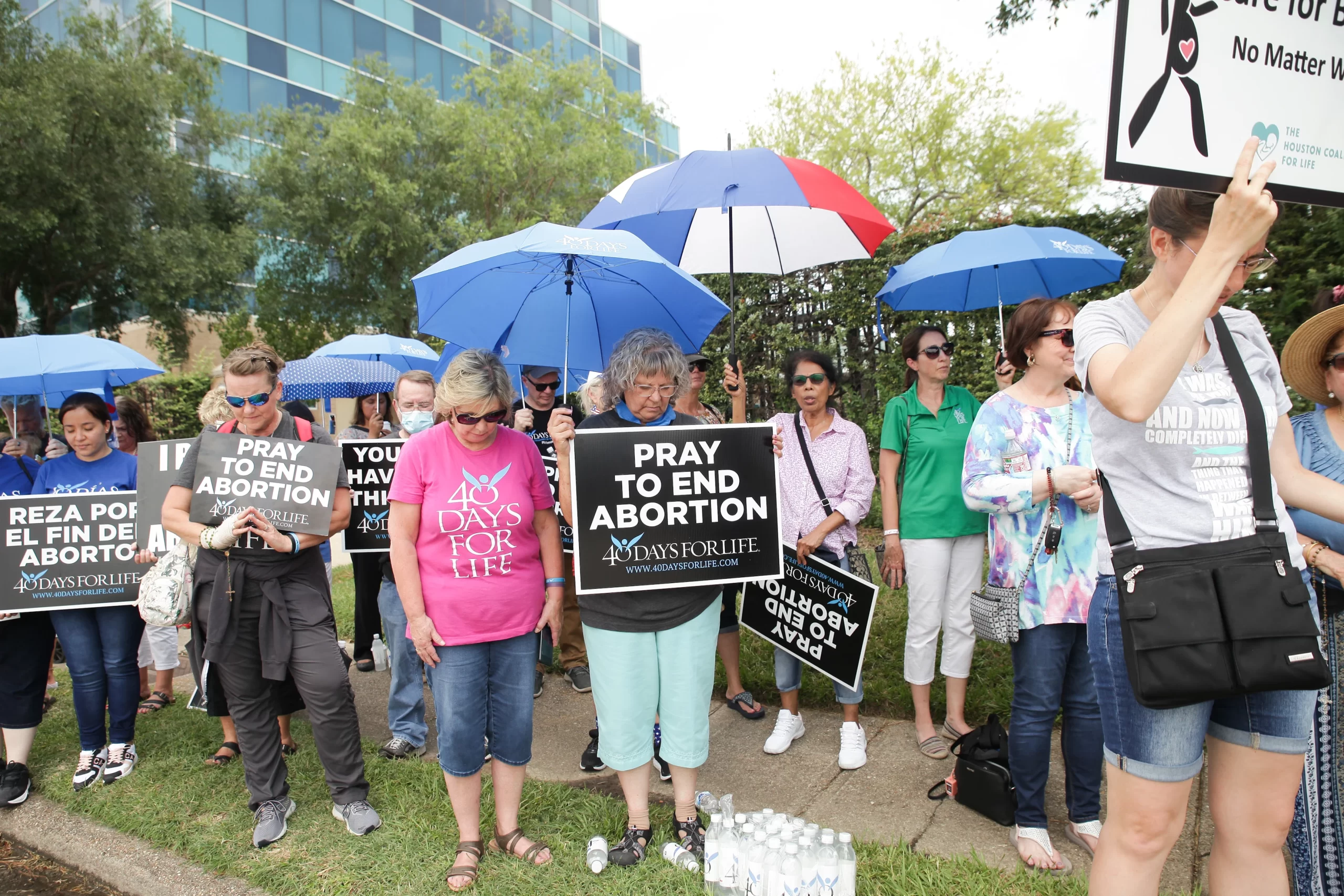 Pro-lifers gathered to pray outside of the largest abortion provider in the Western Hemisphere, Planned Parenthood Preservation Park in Houston. Credit: 40 Days for Life