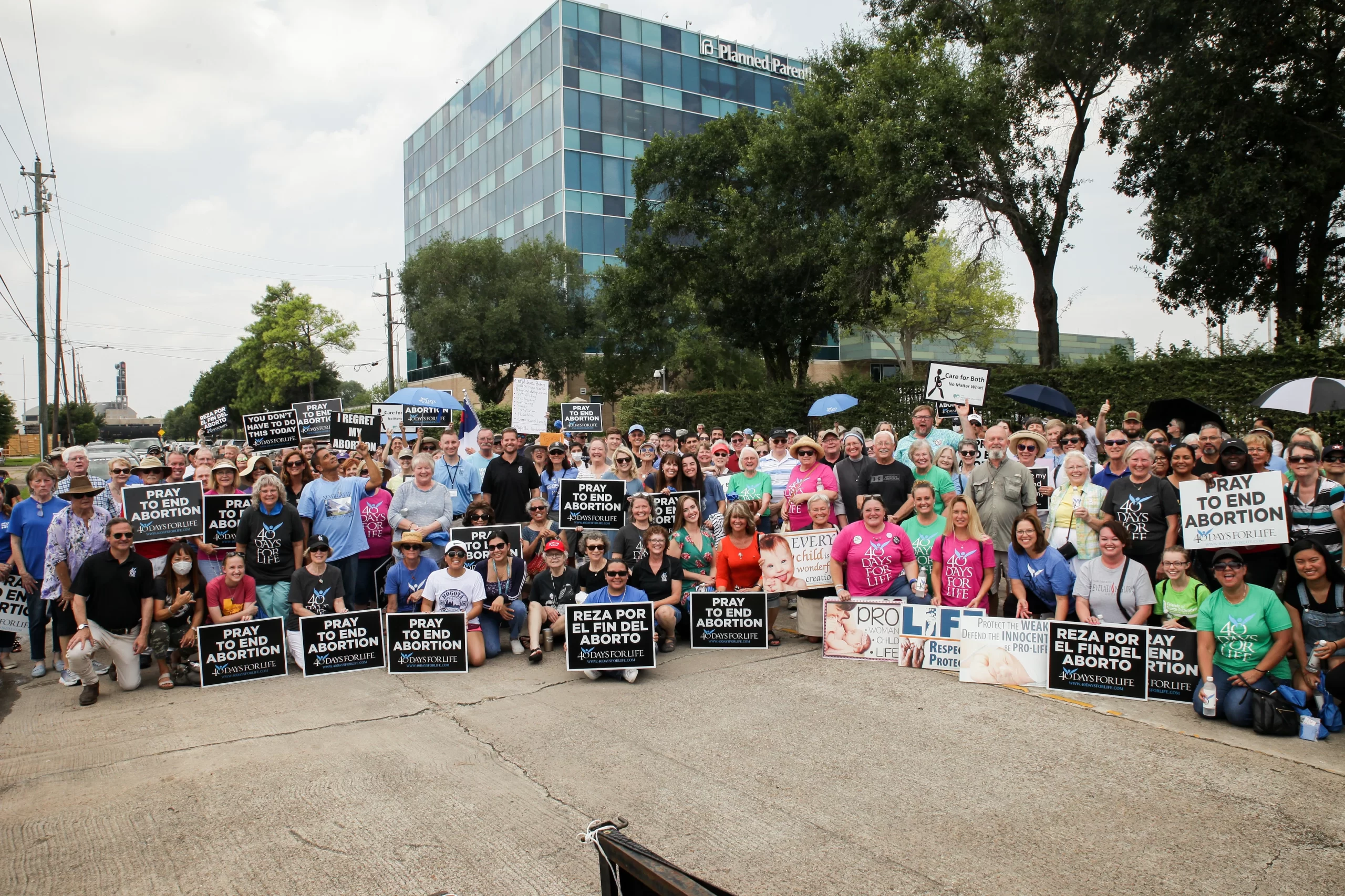 A 40 Days for Life prayer vigil in 2022 outside of Houston's Planned Parenthood Prevention Park facility. Credit: 40 Days for Life